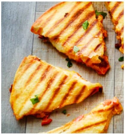 Spicy chicken quesadilla 8x8 from the Choijin finger food special set menu.
